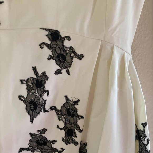 White formal dress with black laces - Picture 5 of 6